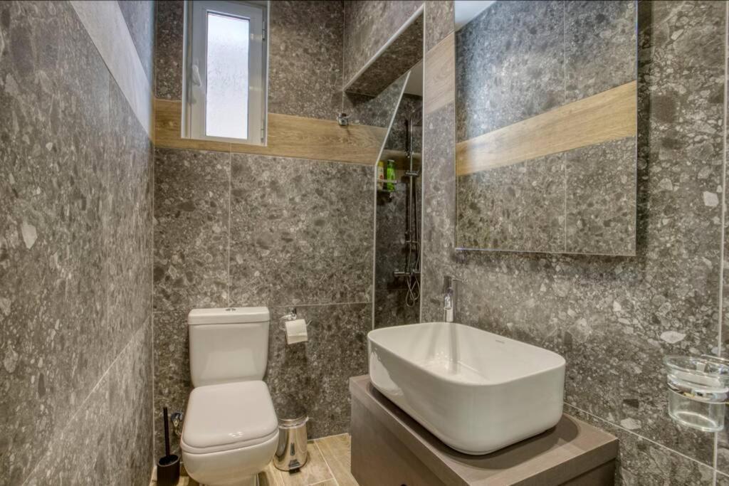 Apartamento Plaka Filotheis House A Atenas Exterior foto
